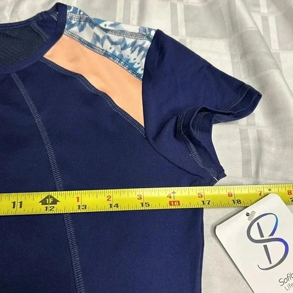 SOFIBELLA women blue activewear top, UV, mesh. Fitted ,crew neck ,  cap sleeves - Picture 8 of 12